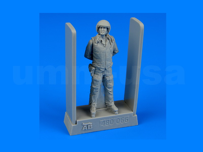 AB480066 Soviet Air Force Fighter Pilot 1/48